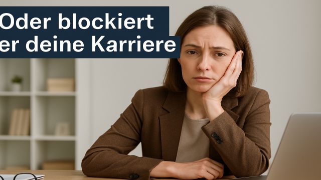 Frau am Schreibtisch in nachdenklicher Haltung.